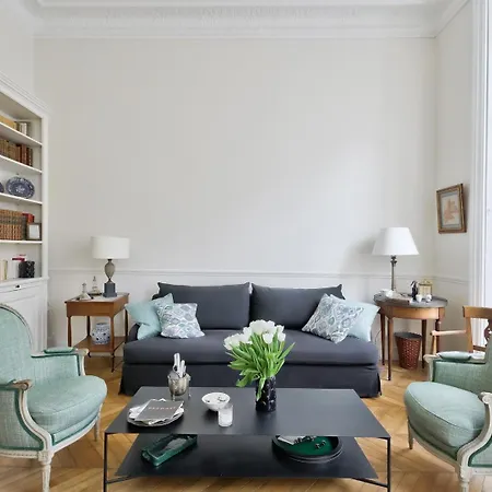 Luxurious Getaway Just Steps From Place Vendome דירה