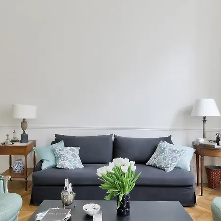 Luxurious Getaway Just Steps From Place Vendome דירה *