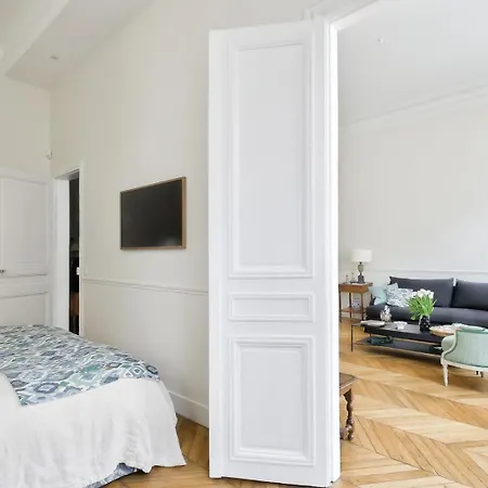 Luxurious Getaway Just Steps From Place Vendome
